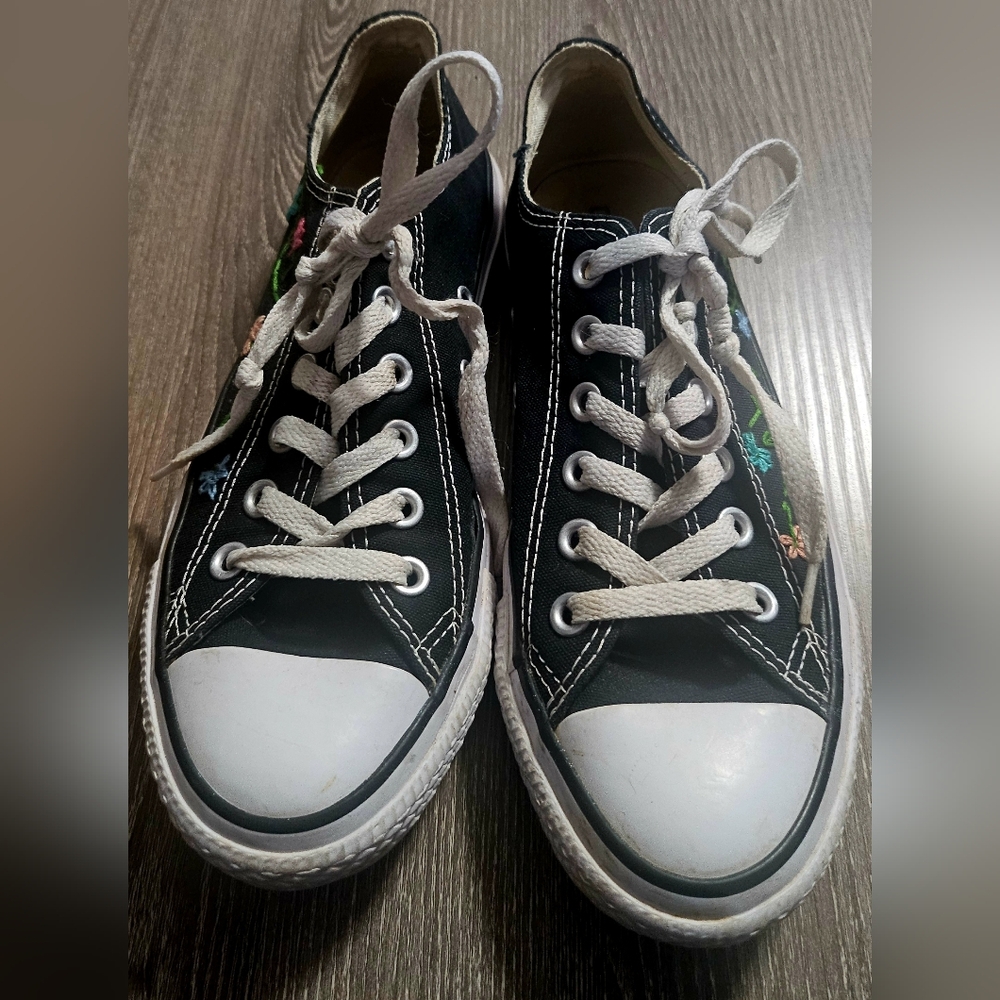 Rare Converse Allstars Embroidered Floral Black/white lowtop sneakers size 5M/7W